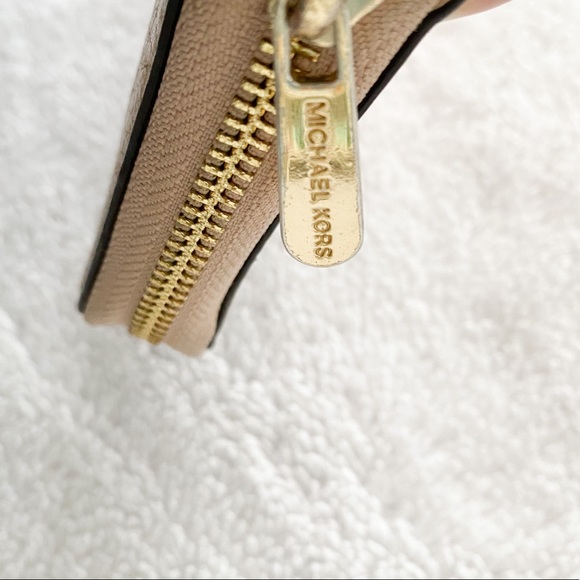 Michael Kors nude wallet with strap - Picture 3 of 6